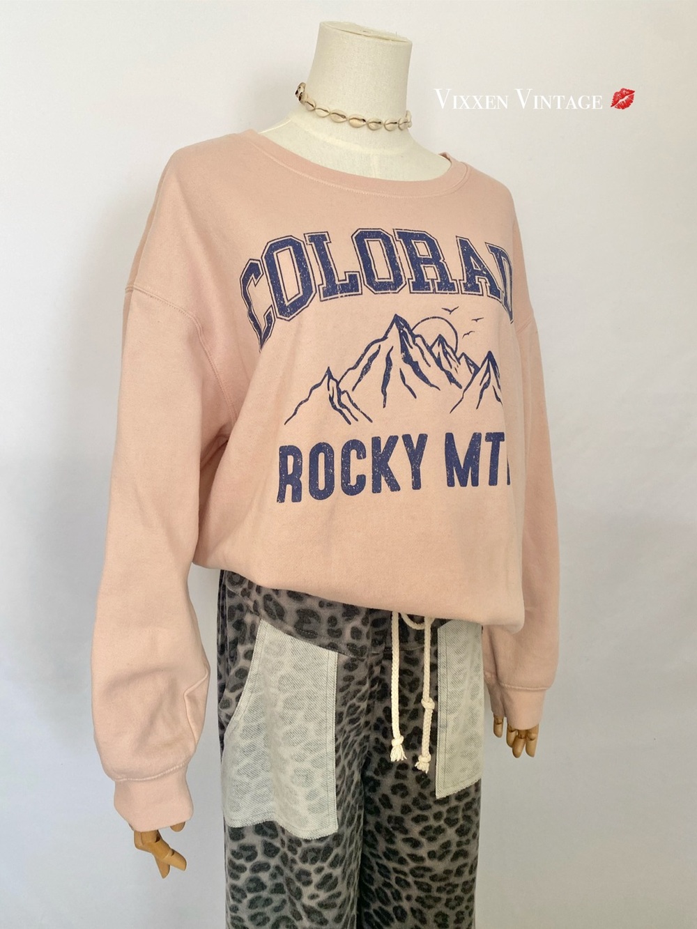 AWAKE 'COLORADO ROCKY MOUNTAINS’ PULLOVER CREWNECK SWEATSHIRT IN BLUSH